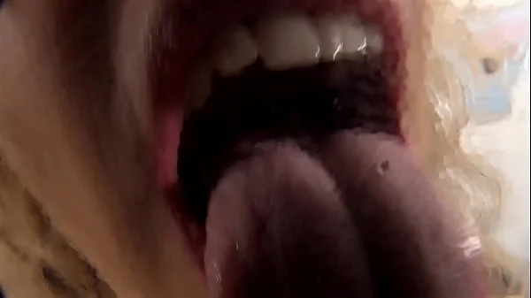 Sexy lerares straft de student door eerst seksspeeltjes in haar kont en vagina te steken en dan haar hele hand in haar kutje