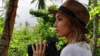 Skinny blonde girl peaches has sex with her girlfriend in the yard