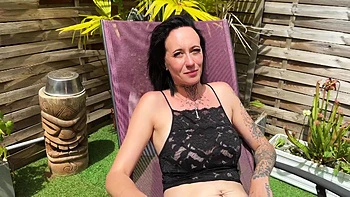 Skyla, 20, the princess and her servant knights! - Jacquie et Michel TV