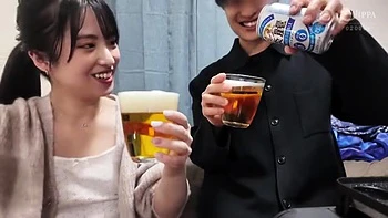 爽やか美女が素人男性と騎乗位ピストンして積極的な手コキフェラ