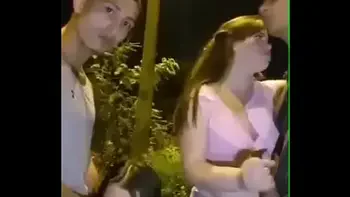 Se ponen a mamar en la calle, intercambian parejas. Swinger