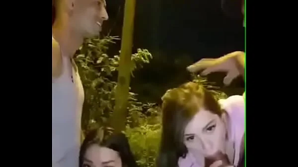 Se ponen a mamar en la calle, intercambian parejas. Swinger