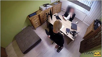 Immobilienmakler Lasst Sich Vom Bankangestellten Fur Einen Kredit Durchdringen