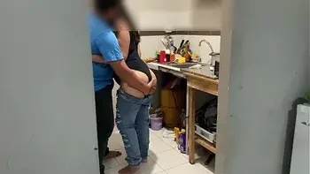 Me culeo a mi amiga en la cocina esta enojada por que el marido la mando a lavar los platos le meto la verga en la vagina y en la boca y el pendejo del marido ve television ni cuenta se da