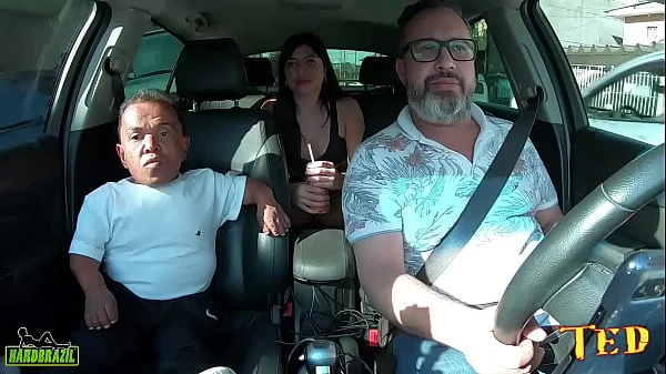 O anão da praça é nossa entra na carona e não resiste a bunda da Pamela Pantera - Zezinho Teves