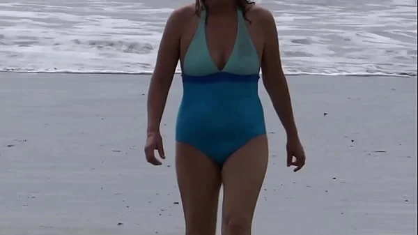 58-year-old hairy on vacation at the beach shows off in a bikini in front of her after the sea she goes to the apartment to masturbate and fuck, to end up peeing and bathing