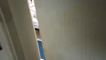 Espiando a mi mamá se masturba y hace videollamada con su novio al final se da cuenta