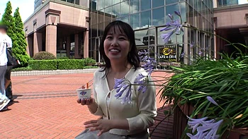 爆乳銀行員の天下一SEX武闘会！ここに開幕？！そのカップ数はなんと！53万！違う！ハミ出しちゃうぐらいのカップ訳してHカップ！！！思わずスカウターもぶっ壊れちまうぐれぇのベッド上の肉弾戦！