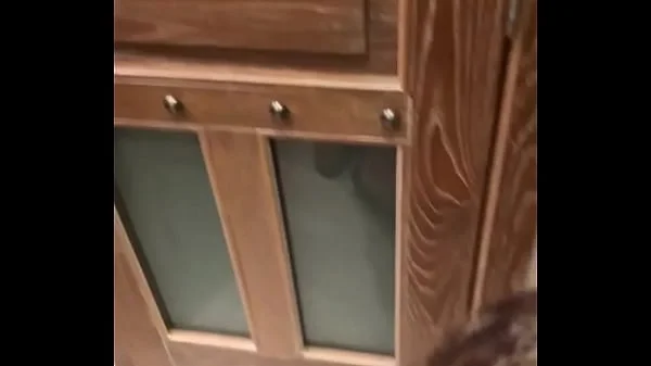 Sodomie surprise en soirée dans la salle de bain de nos amis