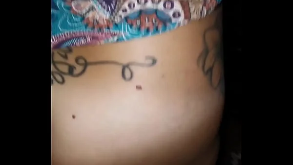 Sesso in garage con la gente del condominio che passa