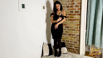 Kira Queen Dances And Rubs Her Clit In Steamy Solo Show!