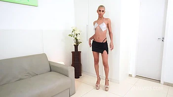 Beautiful 22 Years Brazilian Fashion Model, Heloa Green Gets