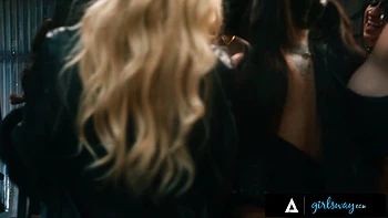 GIRLSWAY - 10 GIRL LESBIAN GANGBANG ROUGH FISTING STRAP-ON SEX AND SQUIRTING - SPANISH SUBTITLES