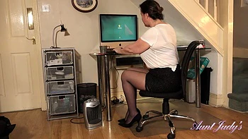 Eva Jayne Masturbates After Sexting at the Office