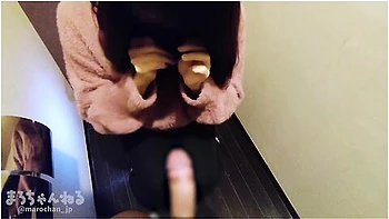 宅飲み中の友人宅トイレて小柄な美女か騎乗位腰振り生ハメセックスて膣奥を突かれて中出しフィニッシュ まろちゃんねる/日本人/素人/カッフル/ハメ撮り/無修正/japan/hentai