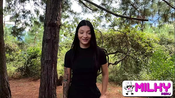 Ofreciendo dinero a chica sexy en el bosque a cambio de sexo