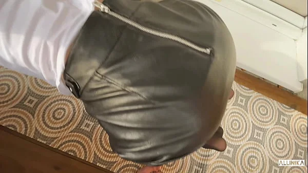 Публичный секс на балконе. Трахнул студентку. Футджоб. Кончил на юбку.