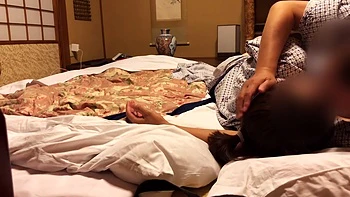 老舗温泉旅館ての浴衣セックス 勃起したのて自分勝手に挿入もまさかのトイレ中座の失態