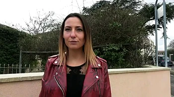 Tiffany is getting closer to a customer - Jacquie et Michel TV