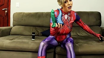 Spider Gwen explora novos prazeres com um vibrante