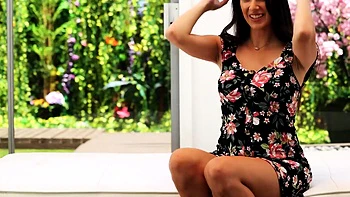 Jovem italiana e brasileira com pernas sensuais busca