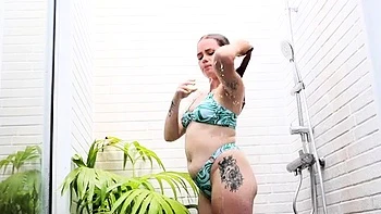 Goddess Roxy - Shower Ignore