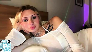 Hot amateur webcam teen masturbates for their fans