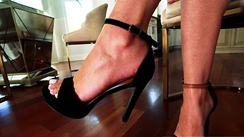 Inked Blonde Emily Jade Teases Her Feet On Cam