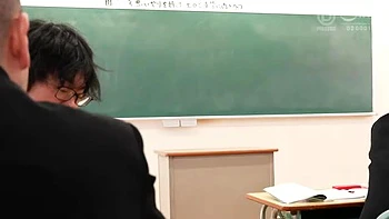 スケスケ制服美女がパイパンオマンコを立ち手マンされてお漏らし潮吹き