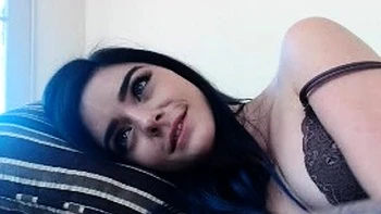 Amateur webcam babe showing her sexual goods