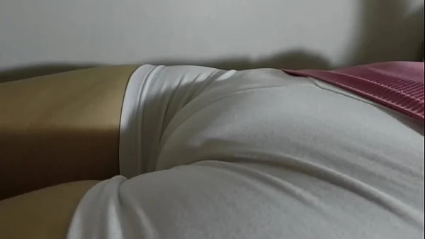 Meu irmão tocando na minha buceta! Ele ama filmar meu cameltoe em um shortinho branco de academia.