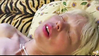 Crazy way of masturbation with a big-bottomed girlfriend Iva