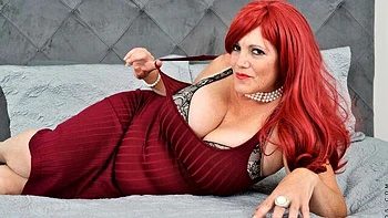 Gorgeous BBW redhead Roxee Robinson demonstrates her shaved pussy