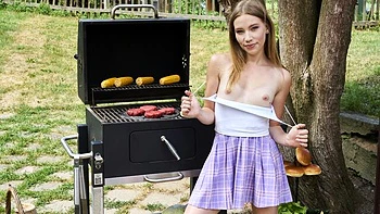 Soloing chick Maya Sinn shows off her nice pink hole on cam