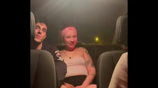 amigos follando en un taxi al regresar de fiesta camara oculta amateur