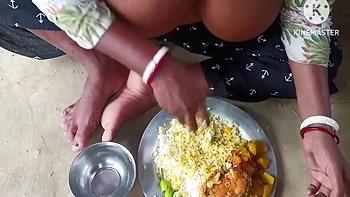 Desi Bhabhi Ne Machhi Chawal Khaya
