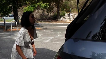 A distracted prison guard - Jacquie et Michel TV