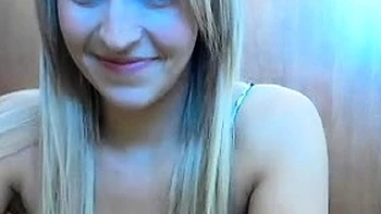 Naked amateur webcam girl fingering her pussy live on camera