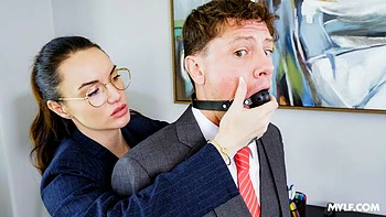 Beautiful MILF in glasses Paris Lincoln cheats with her boss