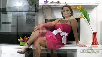 Sirale loves to be a naughty MILF sucking on her toes