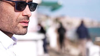 Julie receives a sulphurous gift... - Jacquie et Michel TV