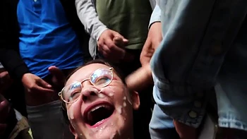 souillée de sperme en bukkake dans la foret