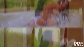 Foamy Fun: Solo Babe Fluffs her Muff in the Tub