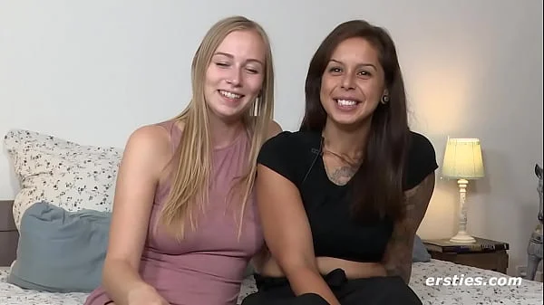 Heiße 22-jährige deutsche Blondine wird so richtig von Freundin verwöhnt