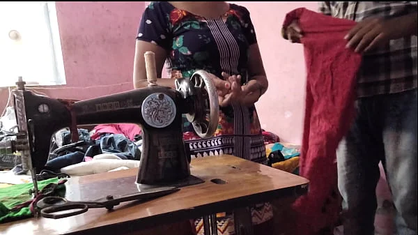 देसी भाभी को सिलाई करते समय अंकल ने चोदा