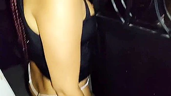 Encuentro A Mi Hermanastra En Mitad De La Calle Orinando Y Me Pide Que Me La Folle En Su Casa