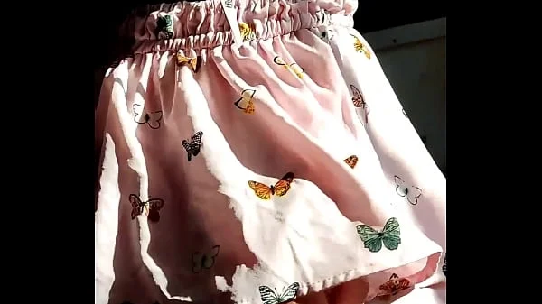 Espiando por debajo del vestido de mi hermanastra se da cuenta que la grabó y me da su culo (VIDEO COMPLETO )