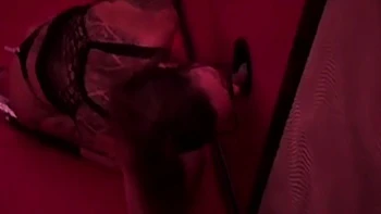 un bukkake au gloryhole