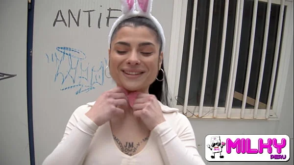 Descuida estamos solos, nadie pasa por aquí!! Pillando una conejita cachonda en pascua - Nadja Stone