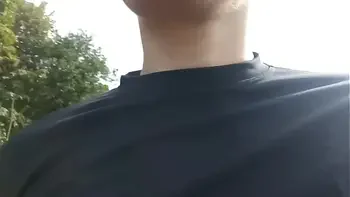 Raquel sem máscara pagando boquete para desconhecido no meio da rua durante o dia